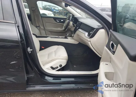 2020 Volvo S60 T5 Momentum z USA, uszkodzony, nr VIN 7JR102FK9LG057612